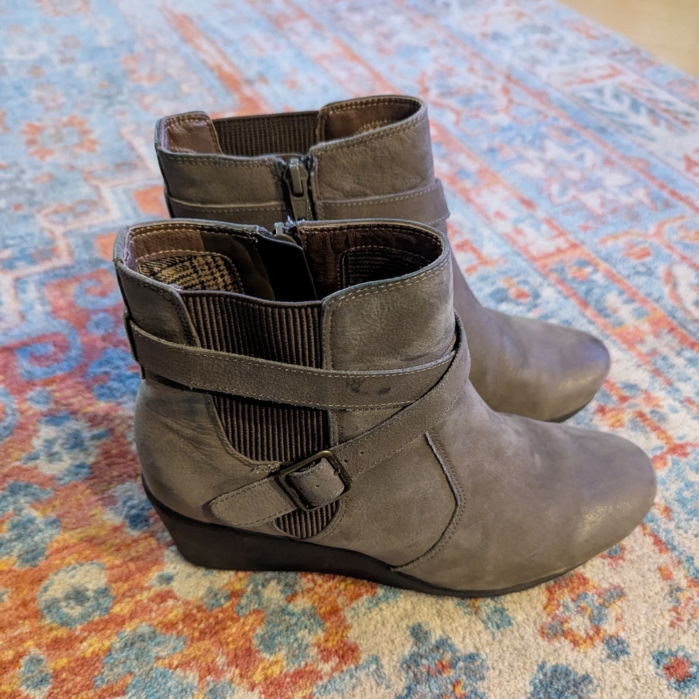 Abeo Women's US 8 M Geranium Leather Ankle Wedge Booties Taupe Gray Strap Detail